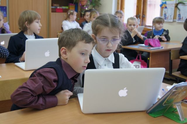 По мнению экспертов, уже пора вводить уроки интернет-безопасности в школах.