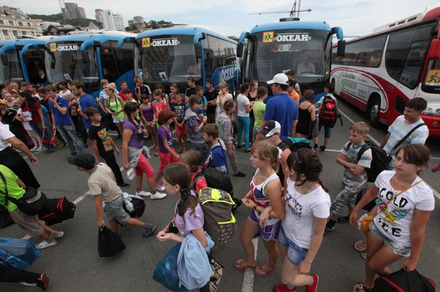 Автобус дол. Автобус в лагерь. Дети в автобусе на экскурсии. Автобус дети лагерь. Автобусы едут в лагерь.