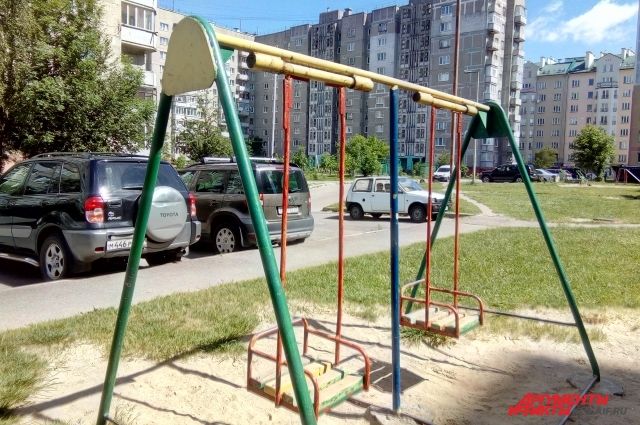 100 страниц занял список нарушений при эксплуатации детских площадок в городе. 