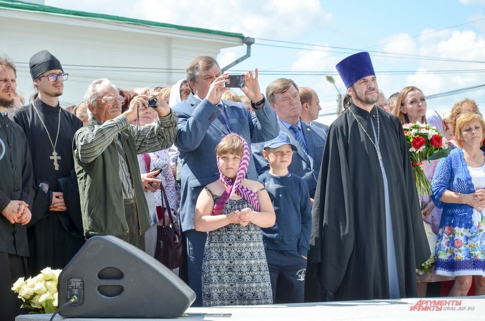 Открытие памятника Елизавете Романовой в Алапаевске.