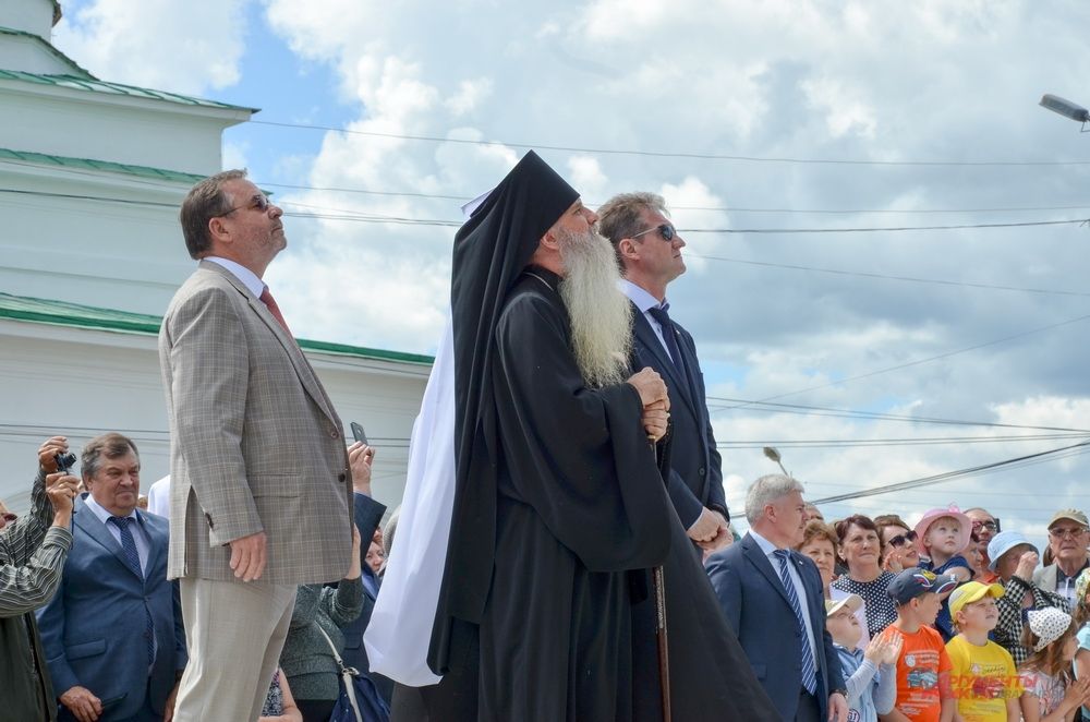Открытие памятника Елизавете Романовой в Алапаевске.