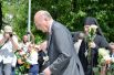 Пол Эдвард Куликовский возлагает цветы к памятнику.