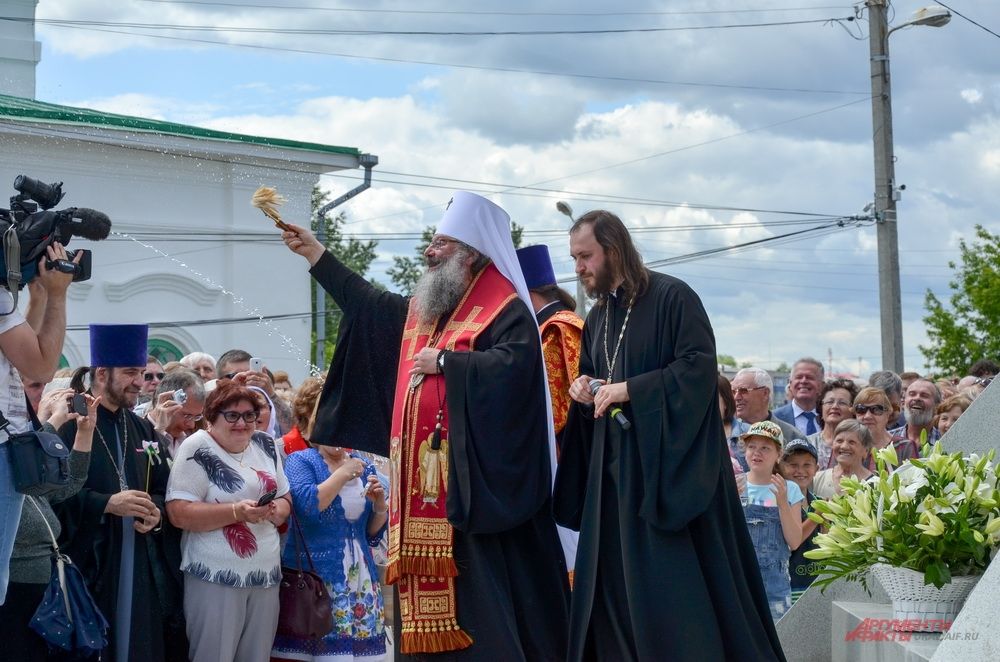 Владыка Кирилл освящает памятник.