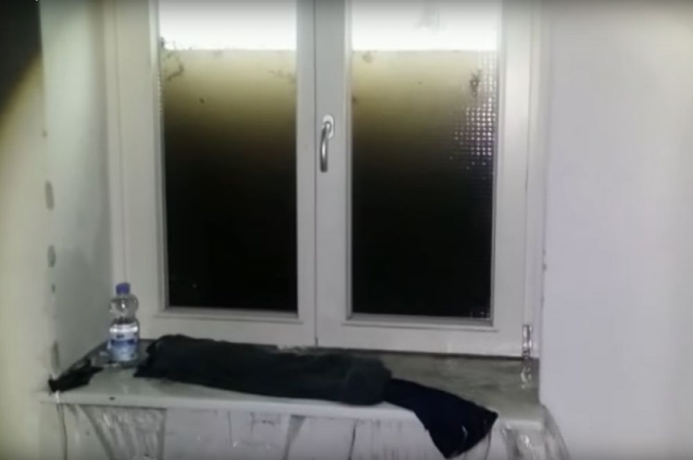 На этой фотографии хорошо виден уровень воды снаружи окна на первом этаже дома.