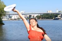 Пенсионерка Алла Пискель душевно поёт свою песню о Ростове на берегу Дона.