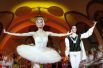 26 июня. Танцоры Кремлевского театра балета принимают участие в ночном выступлении в московском метро.