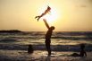 26 июня. Мужчина играет со своей дочерью на берегу Средиземного моря во время мусульманского праздника Ид аль-Фитр, Ашкелон, Израиль.