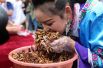 26 июня. Соревнования по поеданию насекомых на скорость, Китай.