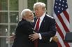 26 июня. Премьер-министр Индии Нарендра Моди обнимает президента США Дональда Трампа во время встречи в Белом доме в Вашингтоне, США.