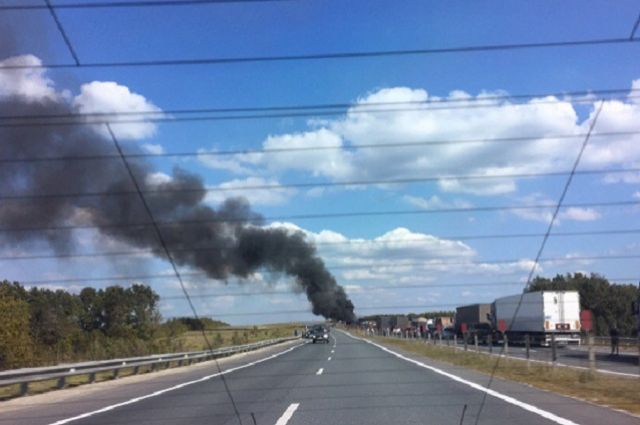 Дым от сгоревшей машины был виден издалека.