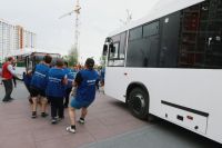 В Тюмени за полторы минуты около ста человек протащили 12-тонные автобусы