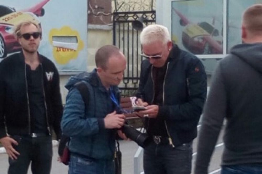 В зоне прилета группу встречали фанаты и журналисты.