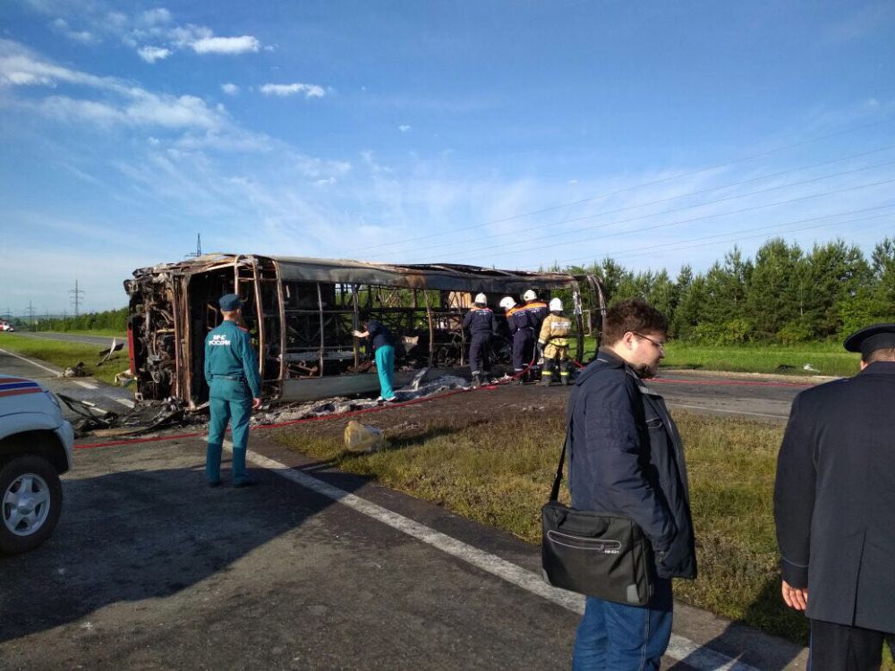 В 6.00 2 июля спасатели начали извлекать тела погибших из автобуса.