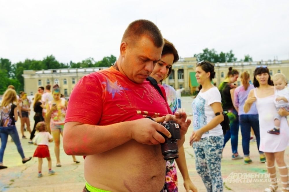 Сибиряки старались запечатлеть каждый радостный момент.