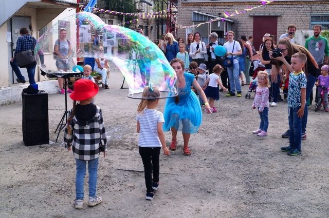 Ирина Волшебница развлекала детей мыльными пузырями.