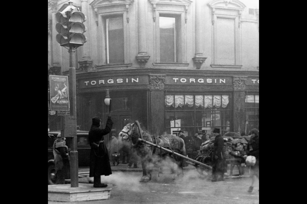 1934 год. Первый регулировщик на пересечении улиц Петровки и Кузнецкого моста в Москве.