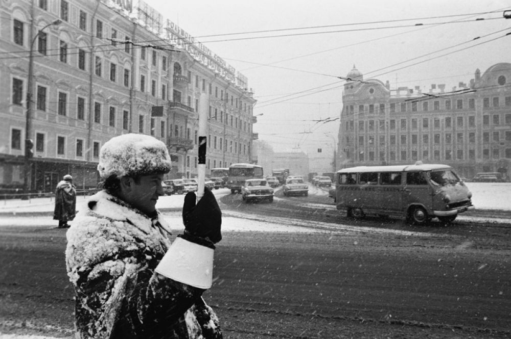 Паству. Москва 1972 год. Регулировщик СССР. Регулировщица СССР. 1972 СССР Москва.