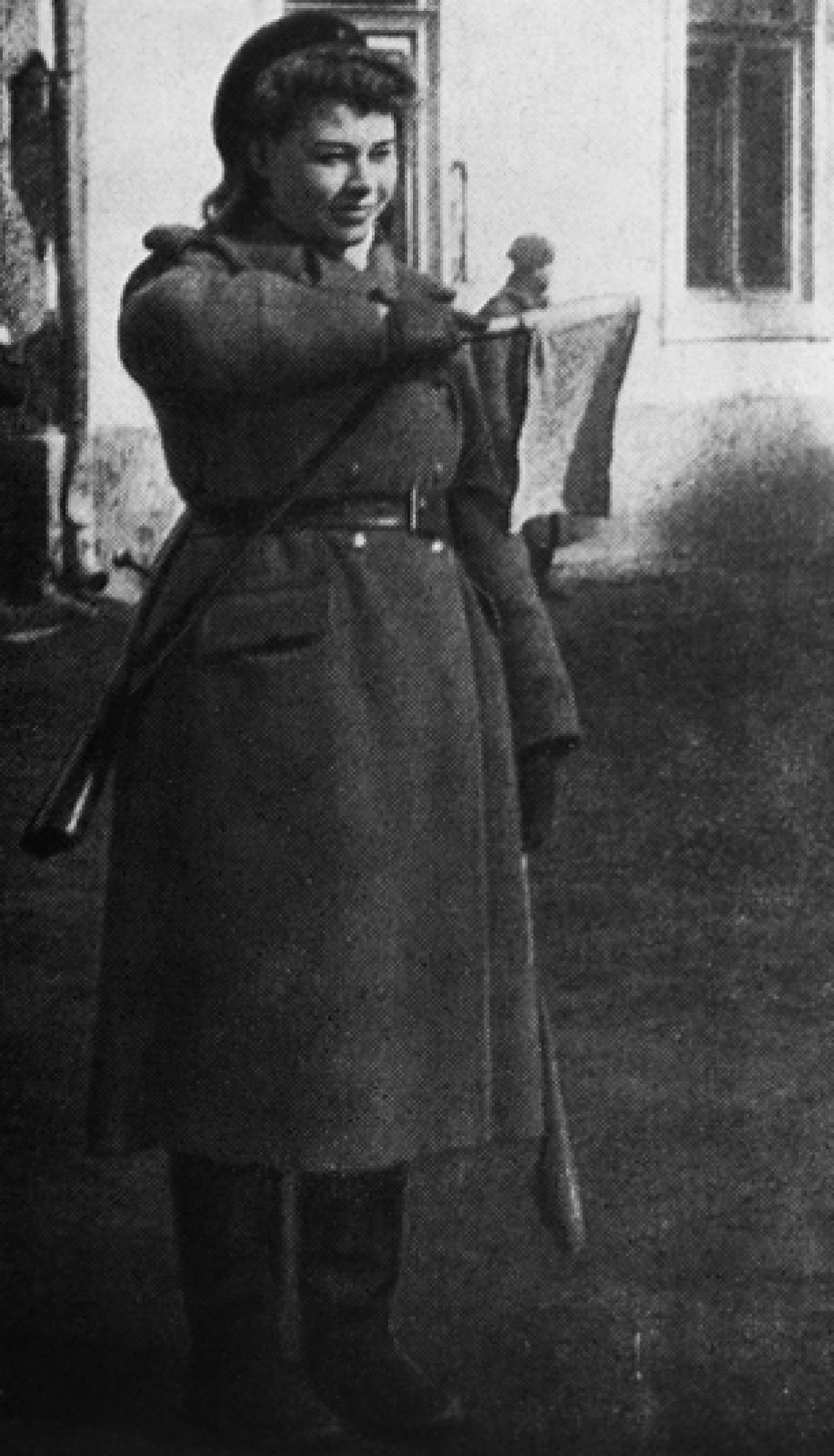 1942 год. Девушка-регулировщик.