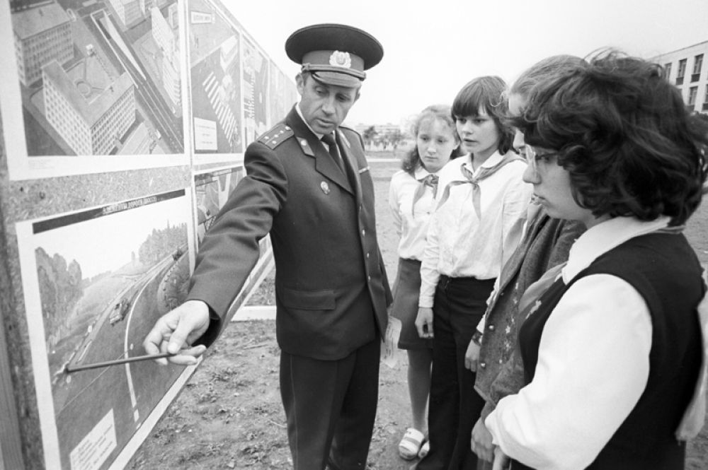 1982 год. Сотрудник автомобильной инспекции знакомит пионеров с правилами дорожного движения.