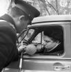 1969 год. Водитель проходит тест на наличие алкоголя в крови.