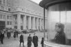 1945 год. Триумфальная площадь в Москве. Концертный зал имени Петра Ильича Чайковского — на втором плане.