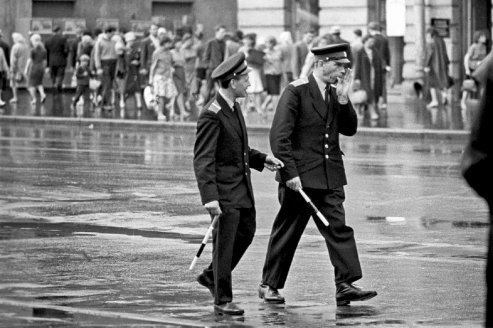 1965 год. Ленинградские регулировщики дорожного движения на Невском проспекте.