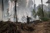 Местный житель принимает участие в ликвидации пожара в окрестностях села Бичура в Бичурском районе Бурятии.
