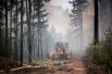 Создание заградительной полосы с помощью бульдозера во время ликвидации лесного пожара в окрестностях села Бичура в Бичурском районе Бурятии.