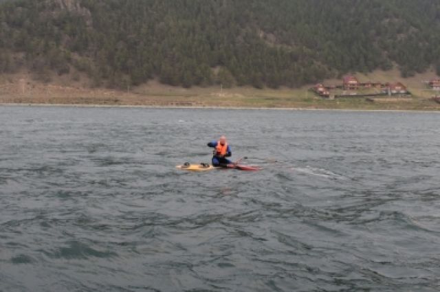 Серфингист около 40 минут пробыл в холодной воде Байкала.