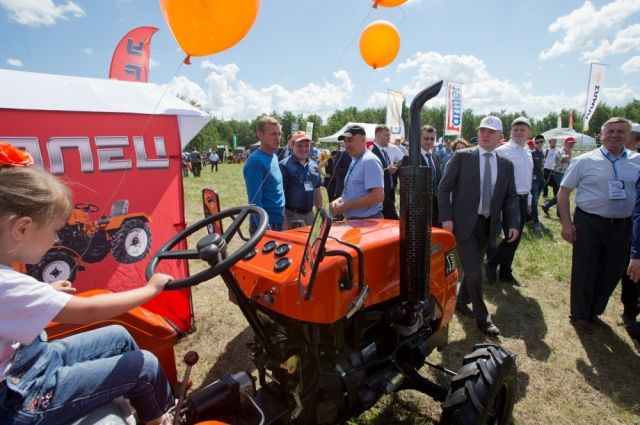 На выставке предприятия представили как крупные, так и небольшие тракторы, пригодные для работы в фермерских хозяйствах.