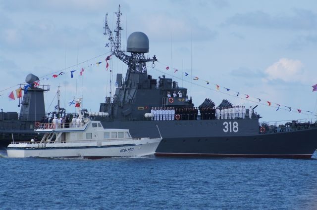 18 кораблей Балтфлота прибыли в Санкт-Петербург на парад в честь дня ВМФ.