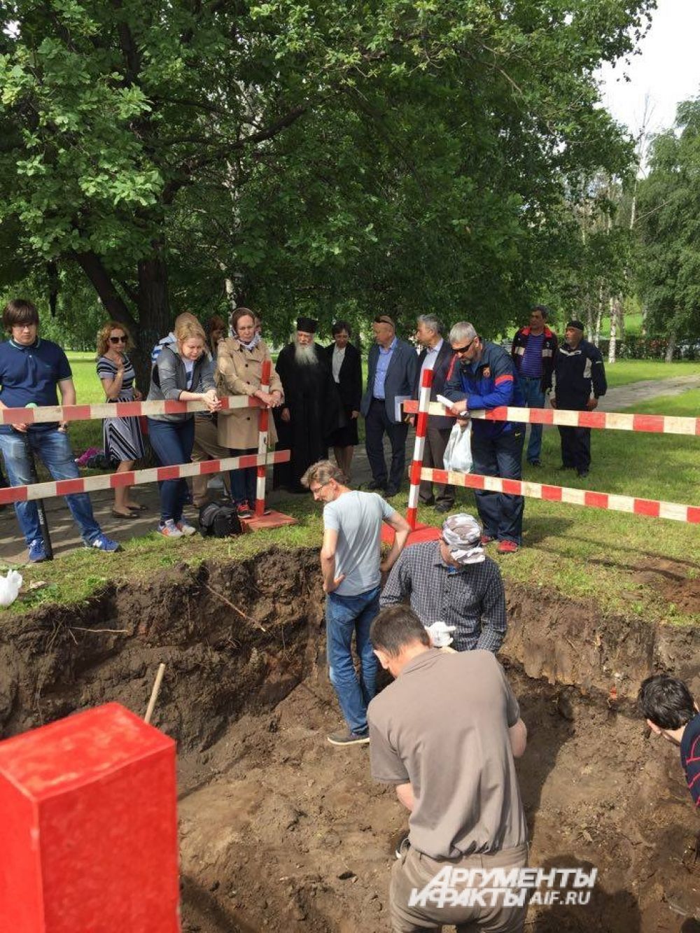 Весь день к месту раскопок подходили заинтересованные прохожие.