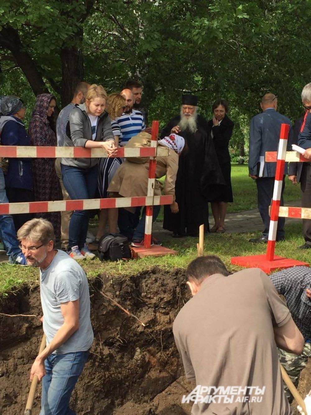 На месте раскопок провели молебен.