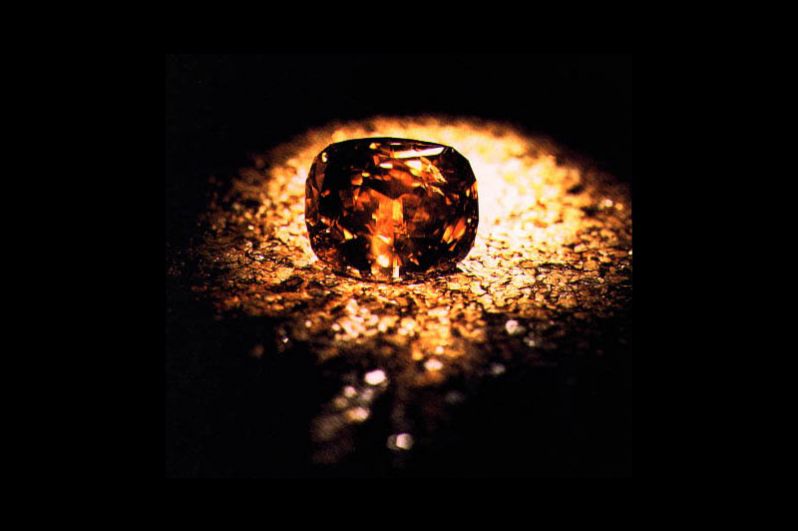 Бриллиант «Золотой юбилей» весом 545 карат является самым большим гранёным алмазом в мире. Он был обнаружен в Южной Африке в 1985 году, его первоначальный вес до огранки составлял 755 карат. Камень преподнесли в подарок королю Таиланда Пхумипону Адульядету на 50-ю годовщину его правления, так он получил своё название. 