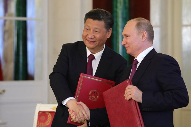 Президент РФ Владимир Путин и председатель Китайской Народной Республики (КНР) Си Цзиньпин во время церемонии подписания документов по итогам встречи.