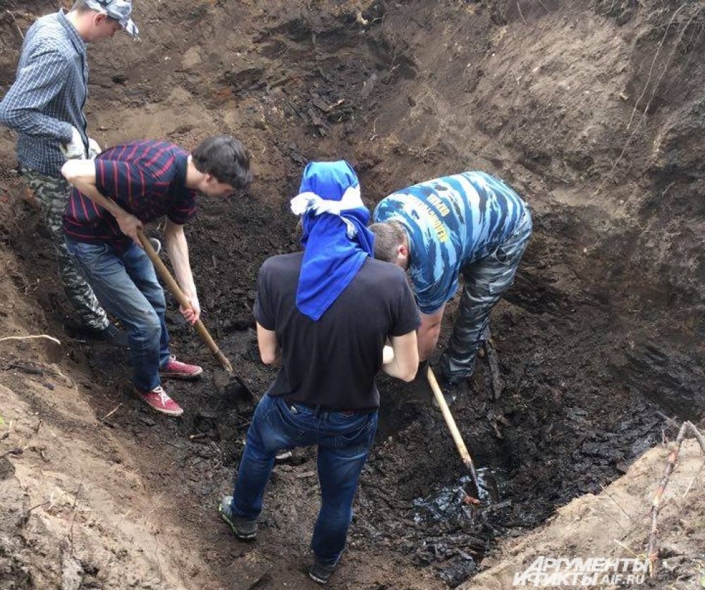 Во второй день лопатами удалось дойти до глубины 2,5 метра.