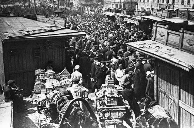 Москва, Сухаревский рынок, 1928 г. На «чёрной бирже» золотой червонец стоил 18 рублей.