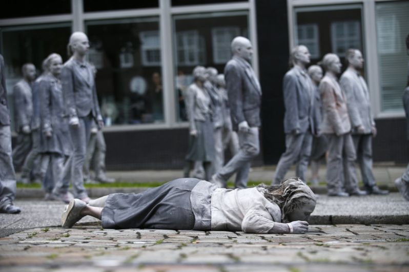 Участники демонстрации «1000 фигур» перед предстоящим саммитом G20 в Гамбурге.
