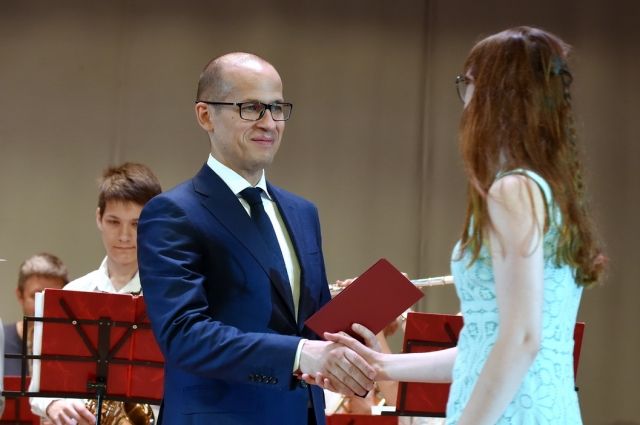 В этом году десять выпускников получили дипломы из рук Александра Бречалова.