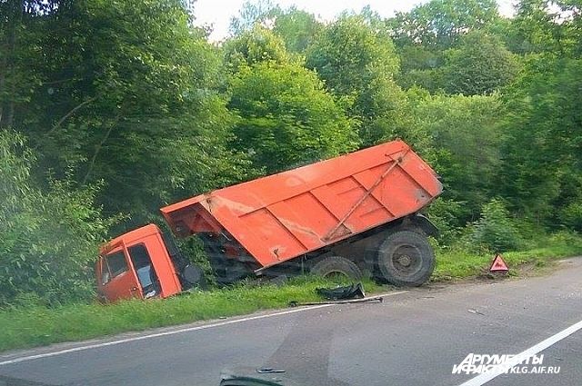 На трассе Калининград-Светлогорск, в районе поселка Волошино, днем в четверг лоб в лоб столкнулись «Камаз» и легковой автомобиль. 