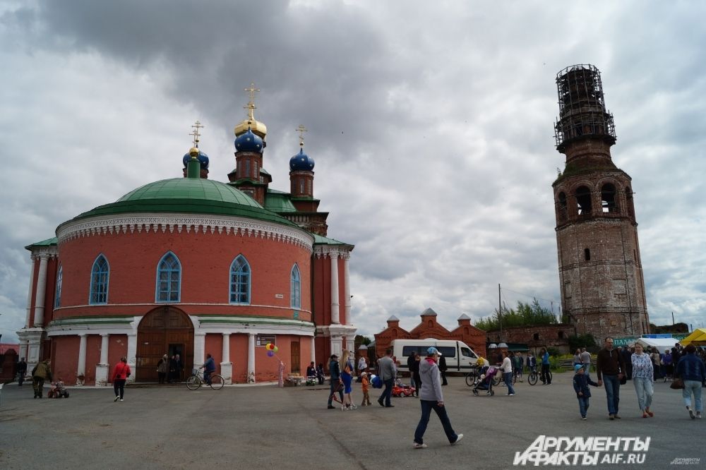 Спасо-Преображенский собор с отдельно стоящей колокольней, которая в народе получила название местной Пизанской башней, потому что также наклонилась.