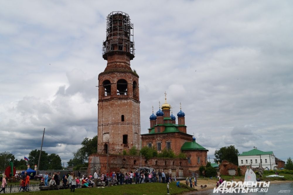 Спасо-Преображенский собор с отдельно стоящей колокольней, которая в народе получила название местной Пизанской башней, потому что также наклонилась.