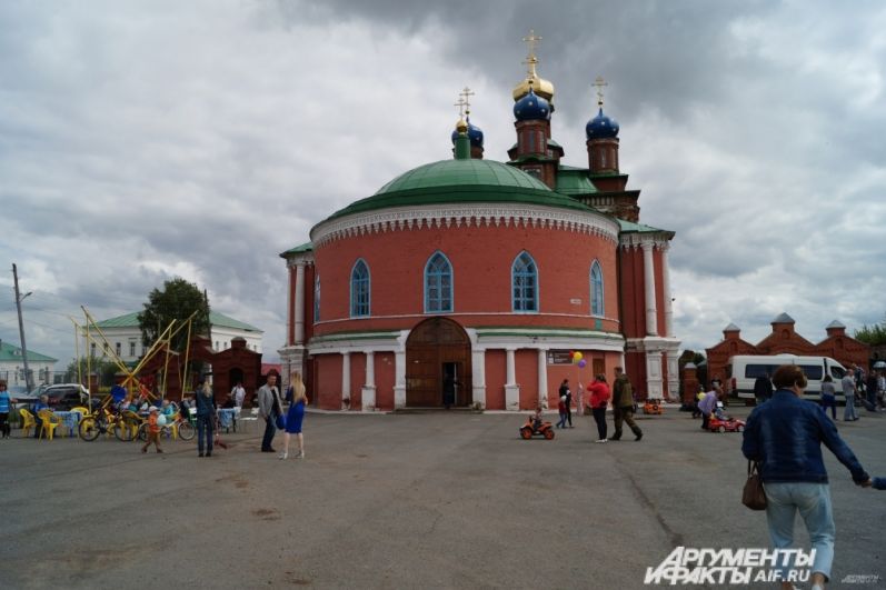 Спасо-Преображенский собор с отдельно стоящей колокольней, которая в народе получила название местной Пизанской башней, потому что также наклонилась. 