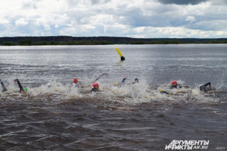 Заплыв спортсменов.