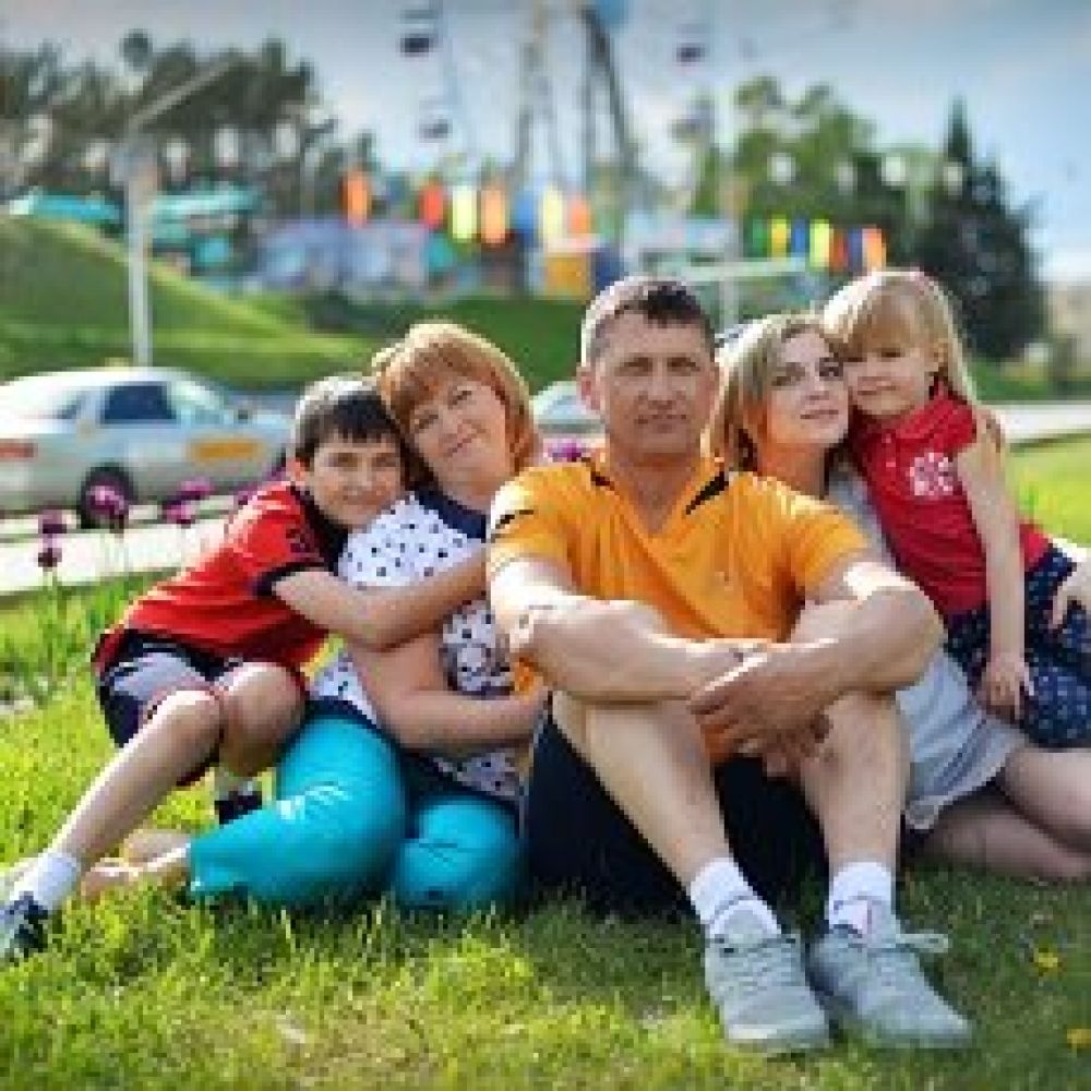 Моя счастливая семья Куприенко. Нас не семь, Но мы семья, Рыбки, дочка, муж и я! Очень любим мы природу: Солнце, море, небосводы. Дружный ужин и обед - Кофе, фрукты, винегрет. Математик муж, я лирик, Ну а доченька- сатирик! Радость с горем пополам Мы мешаем ложкой, Но храню тепло любви Я своей ладошкой. Мы счастливая семья - дочка, муж и я!