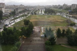 Буквы убрали с привычных мест и переместили на газон.
