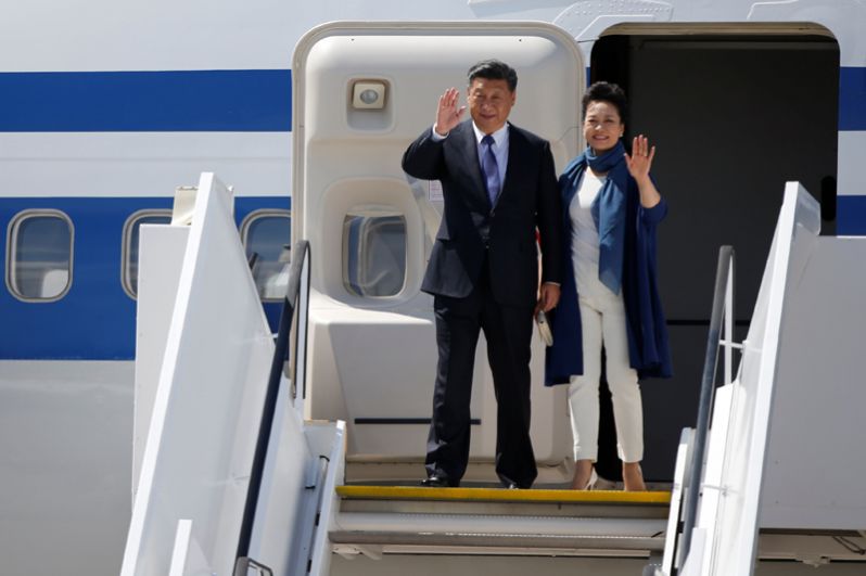 Президент Китая Си Цзиньпин и его жена Пэн Лиюань во время прибытия на саммит G 20 в Гамбурге.