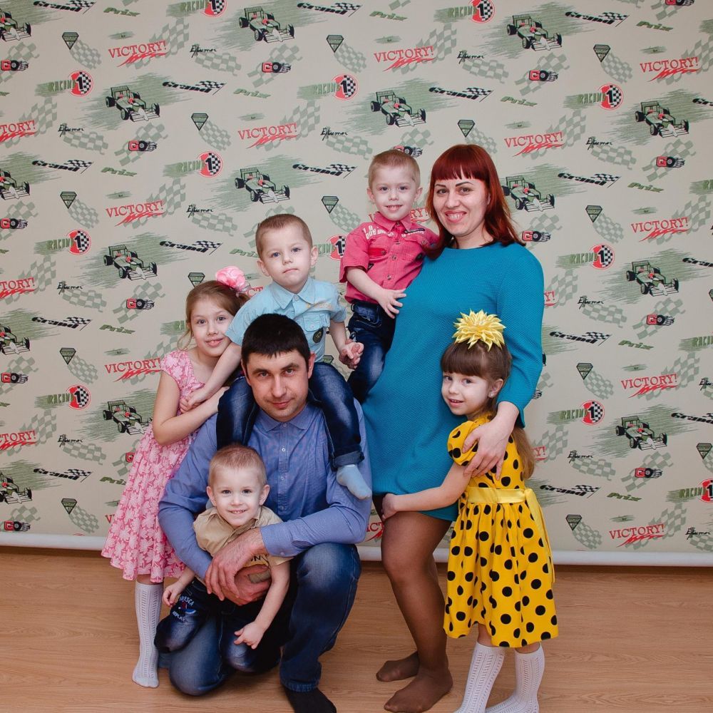 Семья – это счастье, любовь и удача, Семья – это летом поездки на дачу. Семья – это праздник, семейные даты, Подарки, покупки, приятные траты. Рождение детей, первый шаг, первый лепет, Мечты о хорошем, волнение и трепет. Семья – это труд, друг о друге забота, Семья – это много домашней работы. Семья – это важно! Семья – это сложно! Но счастливо жить одному невозможно! Всегда будьте вместе, любовь берегите, Обиды и ссоры подальше гоните, Хочу, чтоб про нас говорили друзья: Какая хорошая Ваша семья! Семья Цупенковых.