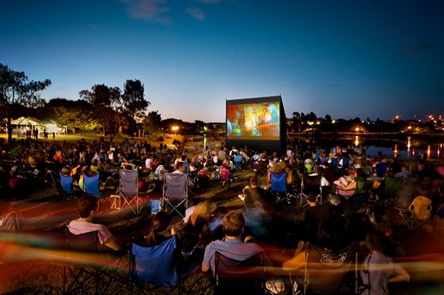 Зрители смогут посмотреть фильмы «Любовь и голуби» и «Укращение страптивого», расположившись на зеленой поляне, под открытым небом. 
