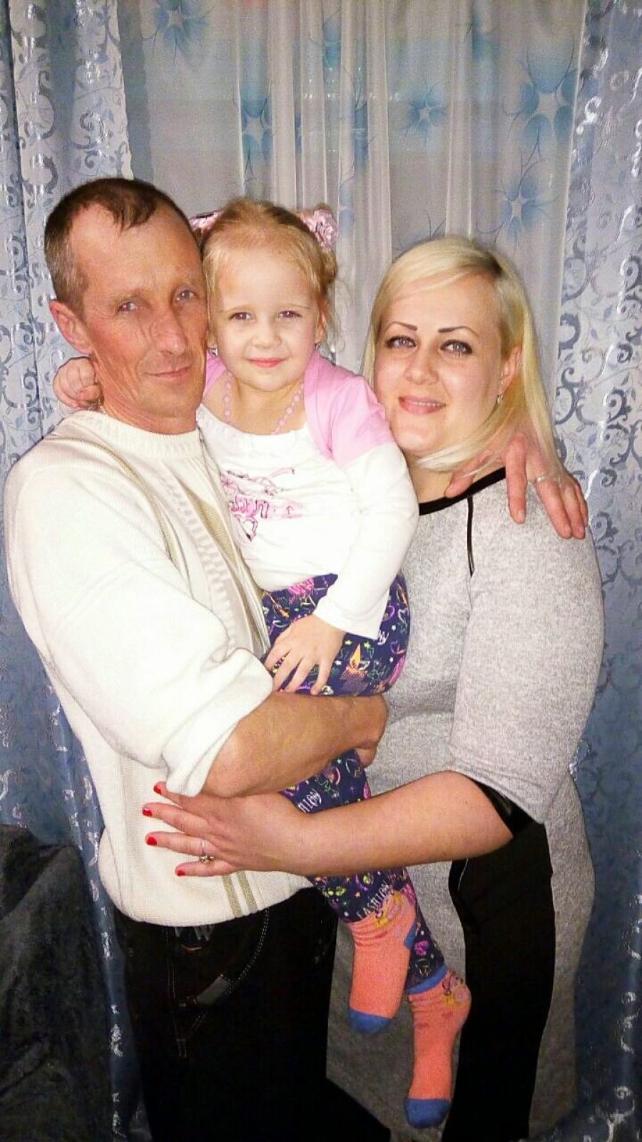 Поцелует мама в щёчку и счастливой станет дочка. Приобнимет дядя чуть — распирает счастьем грудь. Скажет мама : «Ты красива!,»- И уже хожу счастливой, И, как шарик я, воздушный! Как для счастья мало нужно. Титовы Варвара(4 года), Евгения Валерьевна, Дядя Дмитрий.